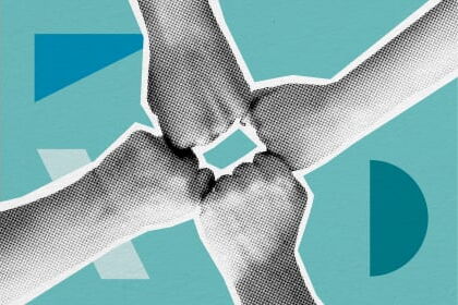 Illustration: Vier Fäuste stoßen in der Mitte zusammen (Fist Bump).
