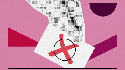 Illustration einer Hand, die einen Wahlzettel mit rotem Kreuz in eine Wahlurne legt, vor pinkem Hintergrund mit geometrischen Formen.