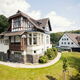 Seminarhaus in grüner, ruhiger Umgebung mit Nebengebäuden.