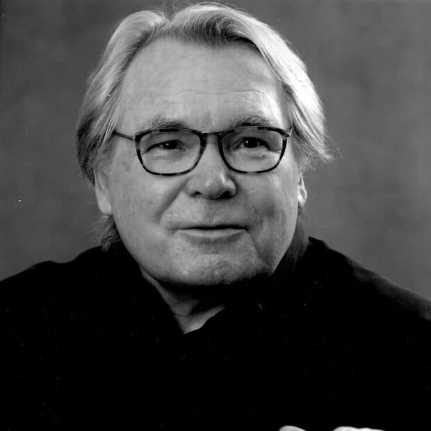 Schwarz-weiß-Bild von Oskar Negt, einem Mann mit Brille, der freundlich schaut.