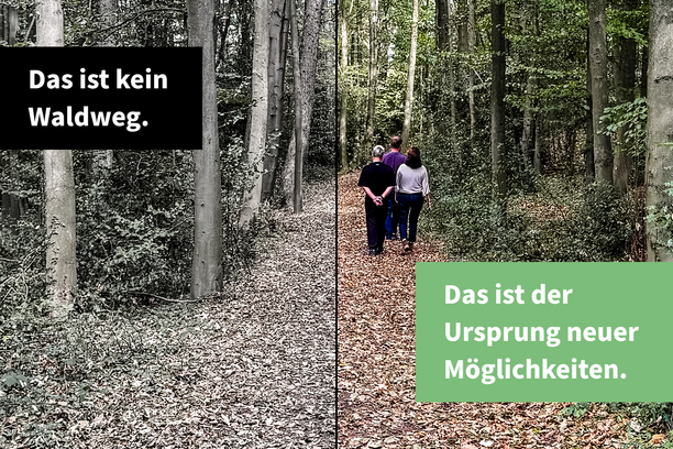 Drei Menschen gehen einen Waldweg entlang; die linke Bildhälfte ist grau, die rechte farbig. Im Bild steht „Das ist kein Waldweg. Das ist der Ursprung neuer Möglichkeiten.“