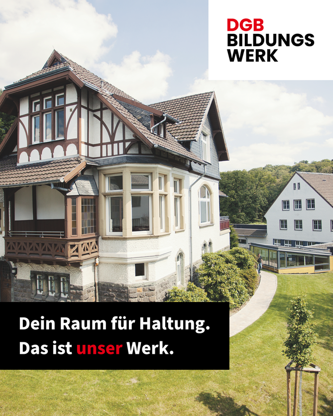 Das Haupthaus des Tagungszentrums, darüber der Schriftzug „Dein Raum für Haltung. Das ist unser Werk.“