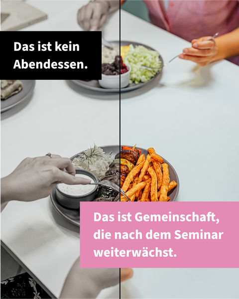 Mehrere Menschen greifen an einem gedeckten Tisch nach Tellern mit Gemüse und Süßkartoffelpommes; die linke Bildhälfte ist grau, die rechte farbig. Im Bild steht „Das ist kein Abendessen. Das ist Gemeinschaft, die nach dem Seminar weiterwächst."
