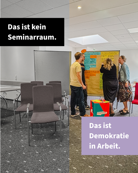 Links leere Stuhlreihen, rechts drei Menschen vor einer beschriebenen Papierwand im Gespräch; die linke Bildhälfte ist grau, die rechte farbig. Im Bild steht „Das ist kein Seminarraum. Das ist Demokratie in Arbeit."