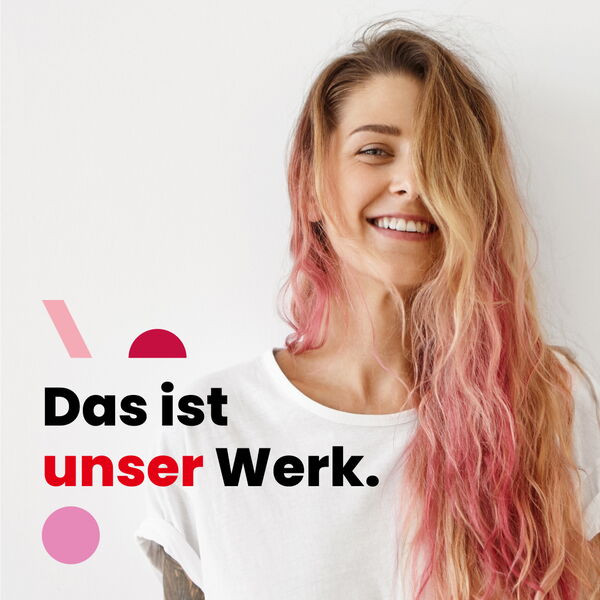 Junge Frau im Hintergrund, Vorne die Aufschrift