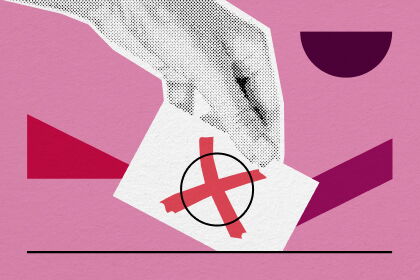 Illustration einer Hand, die einen Wahlzettel mit rotem Kreuz in eine Wahlurne legt, vor pinkem Hintergrund mit geometrischen Formen.