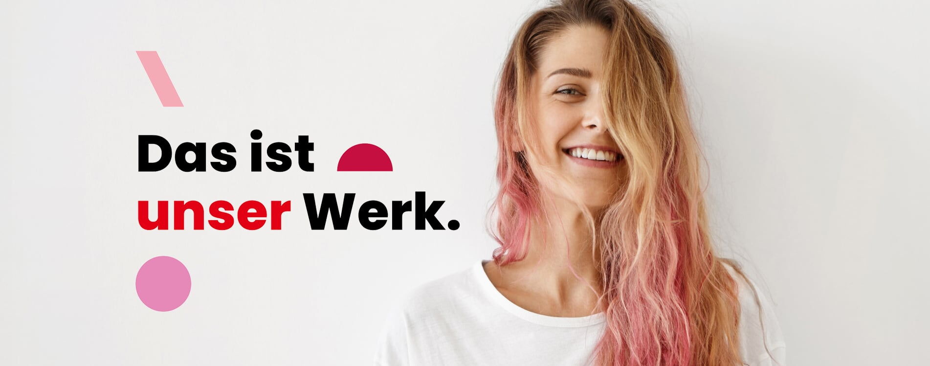 Junge Frau mit rosa Haarspitzen lächelt vor weißem Hintergrund; daneben Slogan „Das ist unser Werk." mit rosa/roten Formen.