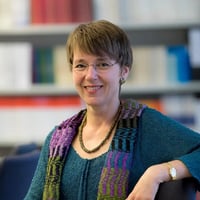 Portraitbild der Autorin und Soziologin Nicole Mayer-Ahuja.