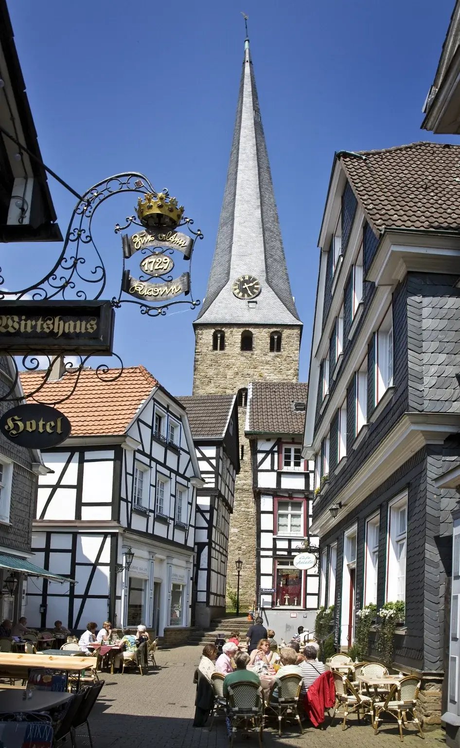 Die pittoreske Altstadt von Hattingen mit Fachwerkhäusern und Cafés an einem sommerlichen Tag.