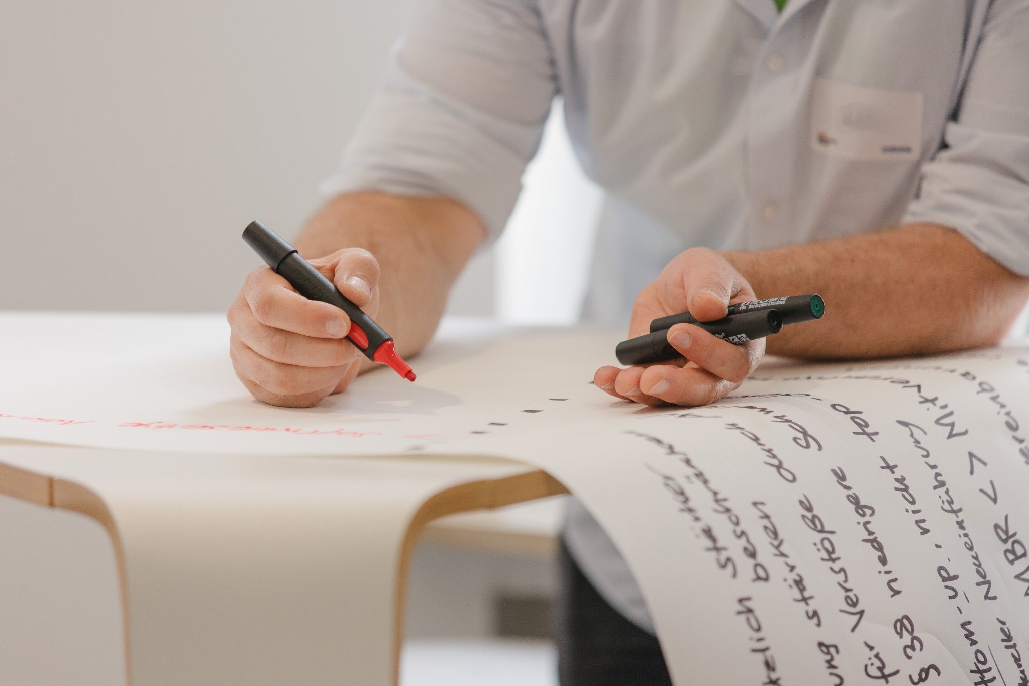 Person beschriftet ein Plakat