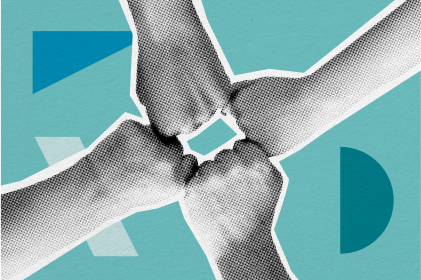 Illustration: Vier Fäuste stoßen in der Mitte zusammen (Fistbump) vor türkisfarbenem Hintergrund mit blauen geometrischen Formen.