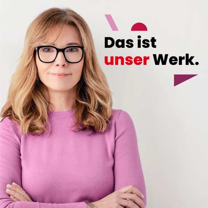 Frau mit Brille und schulterlangen blonden Haaren vor weißem Hintergrund; trägt lilafarbenen Pullover; rechts der Slogan ‚Das ist unser Werk.‘ mit rosa/lila geometrischen Formen.