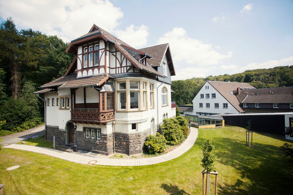 Seminarhaus in grüner, ruhiger Umgebung mit Nebengebäuden.