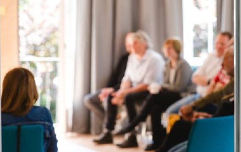 Unscharfes Bild einer Seminarszene.