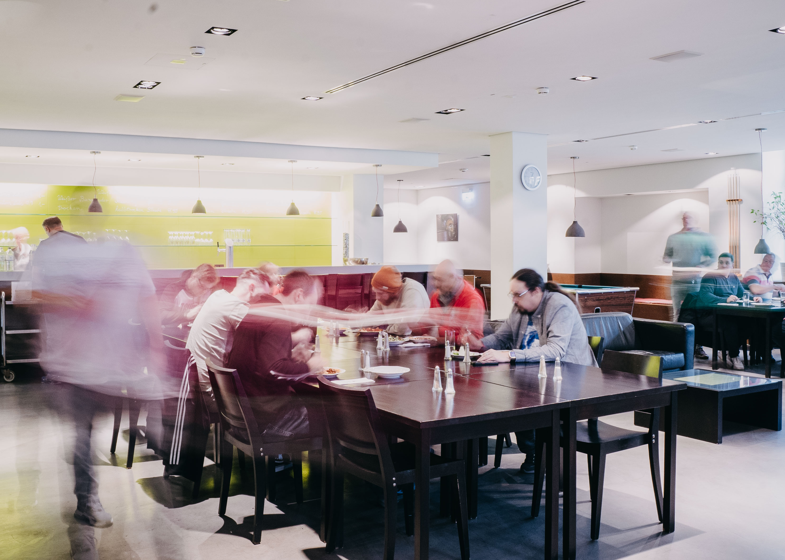 Teilnehmer*innen eines Seminars sitzen in der Cafeteria des DGB Bildungszentrums Hamburg an einem Tisch.