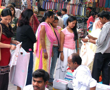 Das Bewusstsein ändert sich erst allmählich: Shopping in Delhi / Foto: Prato/flickr, CC BY-NC-ND 2.0