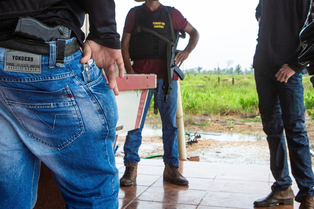 Razzia: Polizisten in Zivil und ohne Erkennungszeichen suchen nach Schuldigen für den Tod von zwei Kolleg_innen in der in der Nähe des Camps der Landlosenbewegung LCP, in Rondônia, Westen Brasiliens.