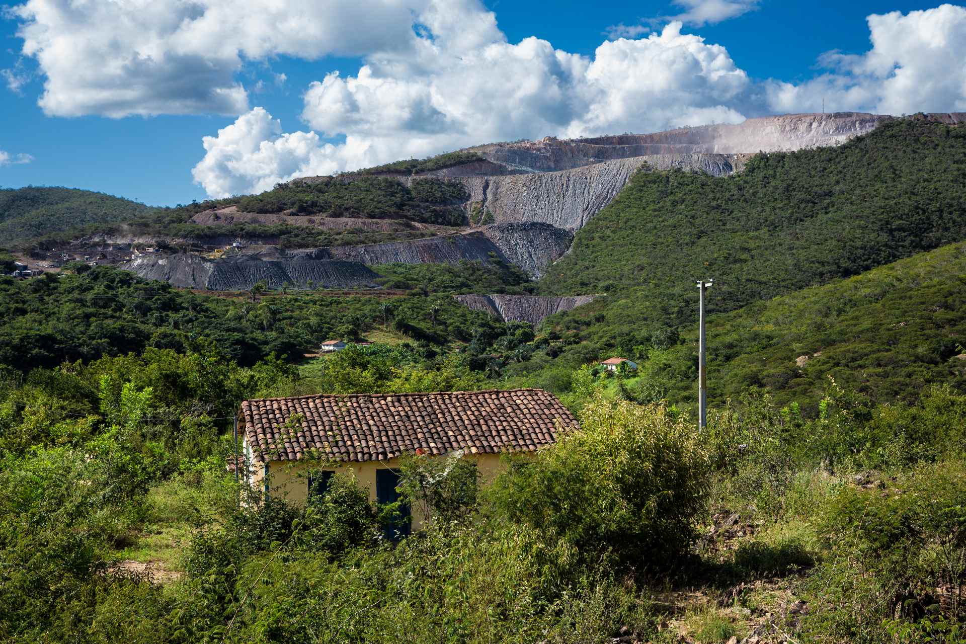 In der Nähe des Bergbauunternehmens gelegen leidet die Gemeinde Mocó unter dem Erzstaub, der die Ernte vernichtet hat und den Bewohner_innen das Gefühl gibt, in einem Industriegebiet zu leben. Foto: Fernando Martinho