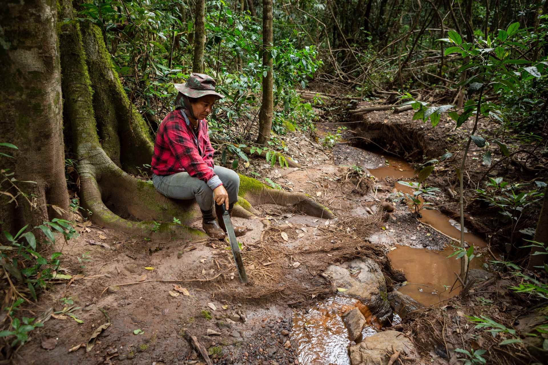 Catarina Silva zeigt die Quelle, aus der früher kristallklares Wasser sprudelte und die nach der Inbetriebnahme von Brazil Iron verschlammt ist..