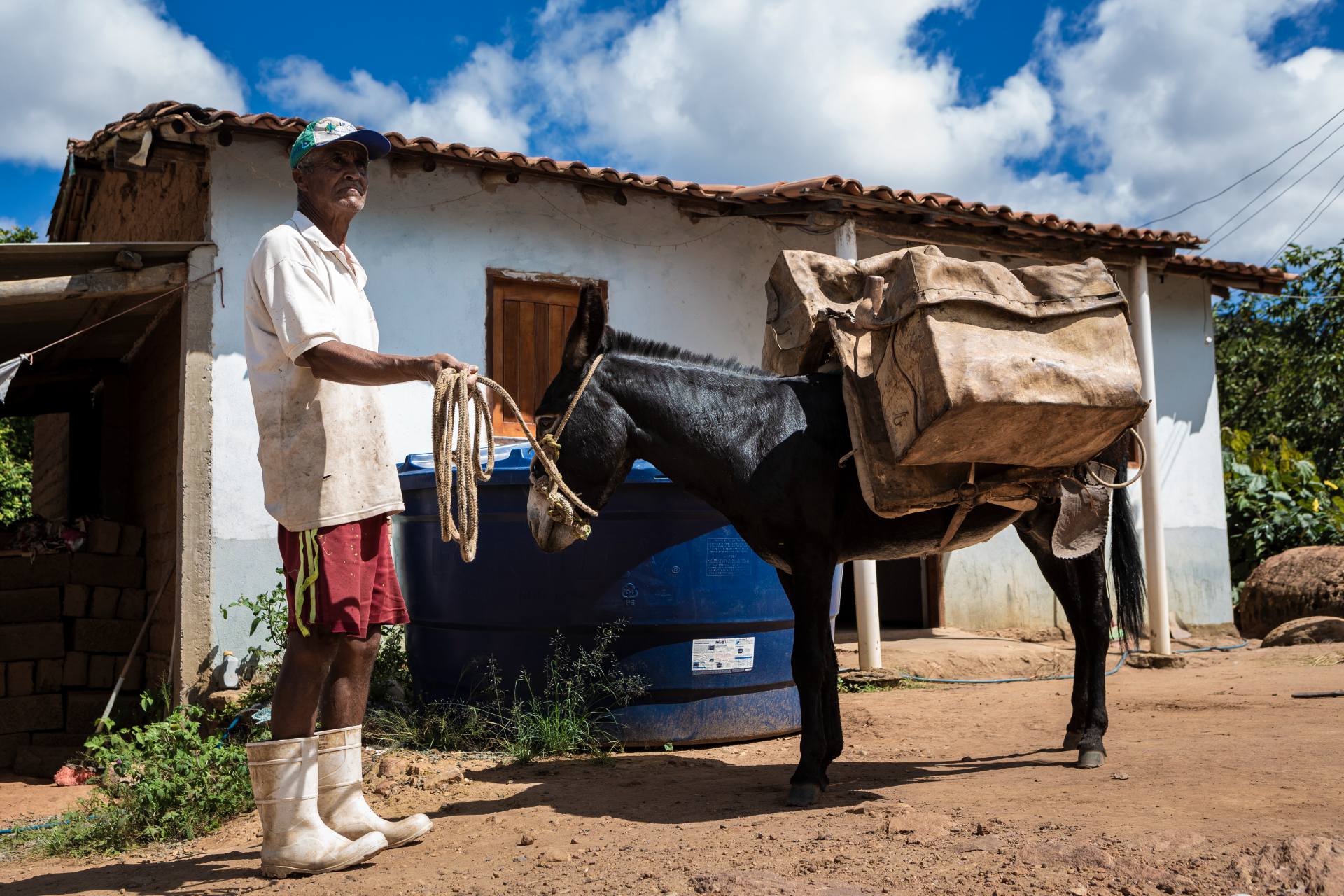 Um kein durch Erz verunreinigtes Wasser zu trinken, geht Bráulio Silva mit seinem Esel zu einer anderen Quelle, um sauberes Wasser zu holen. Foto: Fernando Martinho