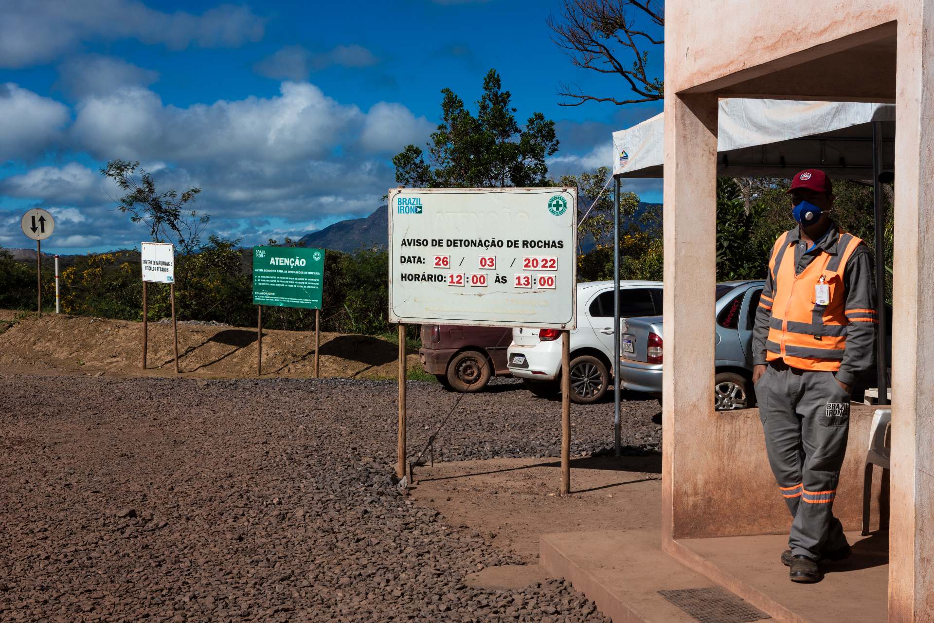 Der Zeitpunkt der Explosionen wird jeden Tag auf einer Tafel an einem der Tore des Bergbauunternehmens angezeigt. Foto: Fernando Martinho