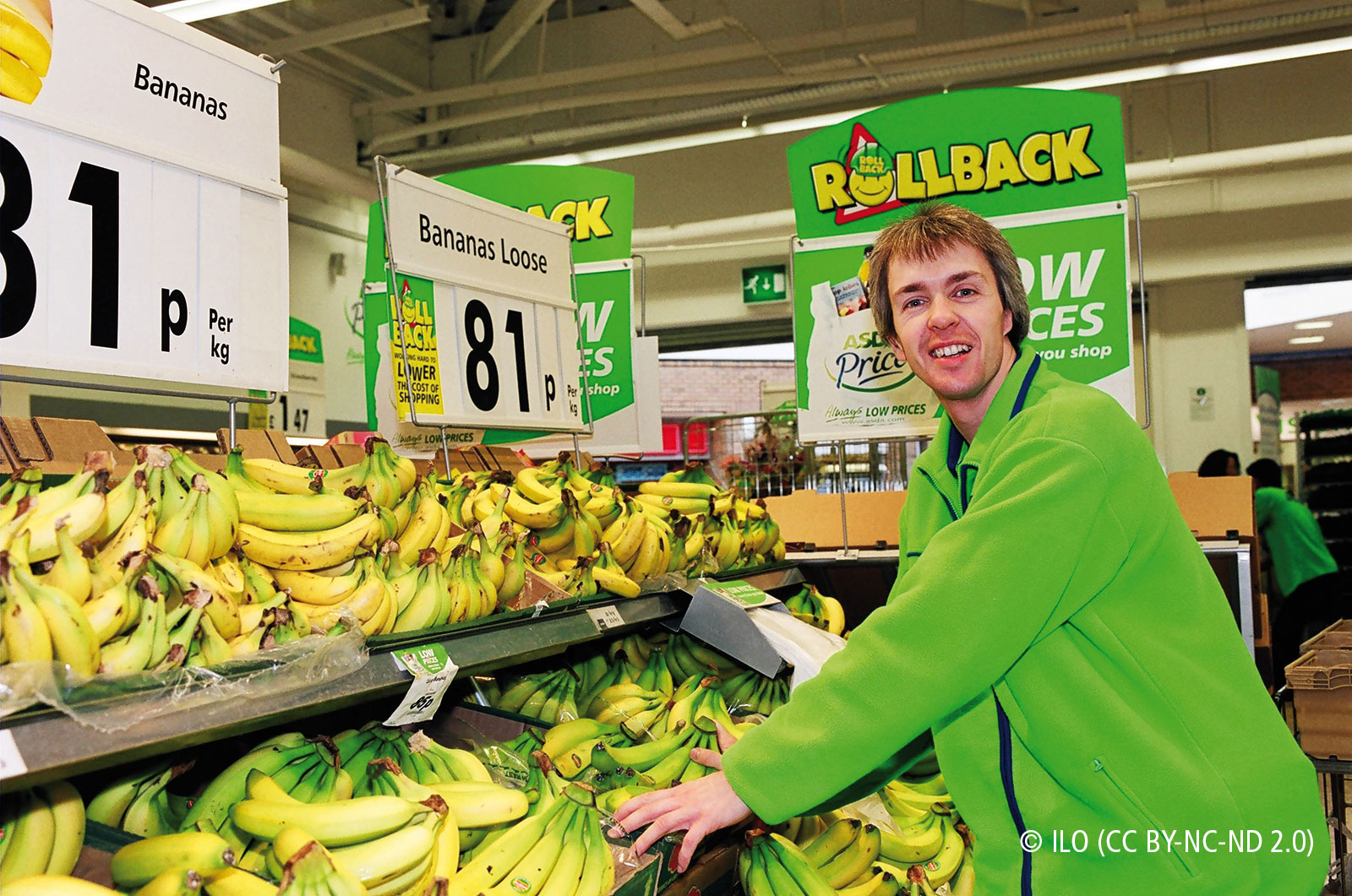 Arbeiter mit Behinderung in einem Supermarkt.