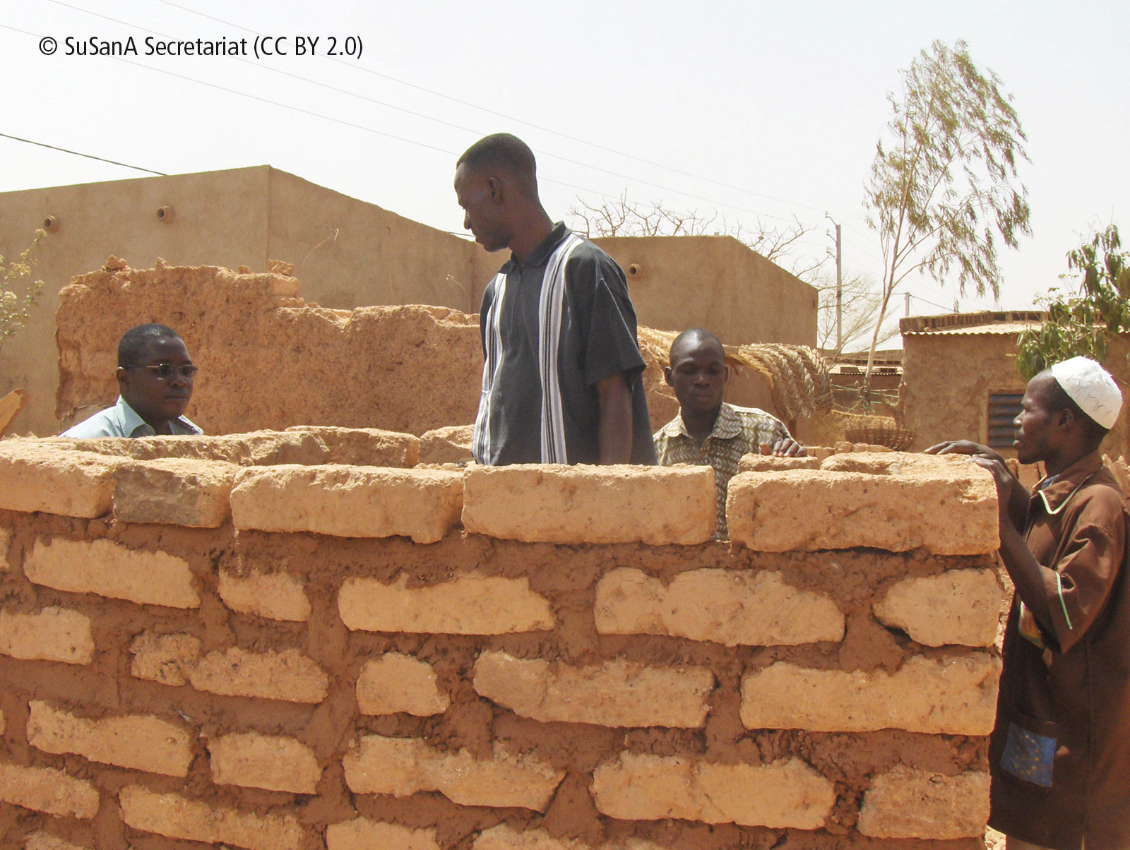 Nicht nur für Bürogebäude: Die NGO Sustainable Sanitation Alliance baut mit Dorfgemeinschaften in Burkina Faso auch Sanitärgebäude aus Lehmziegeln