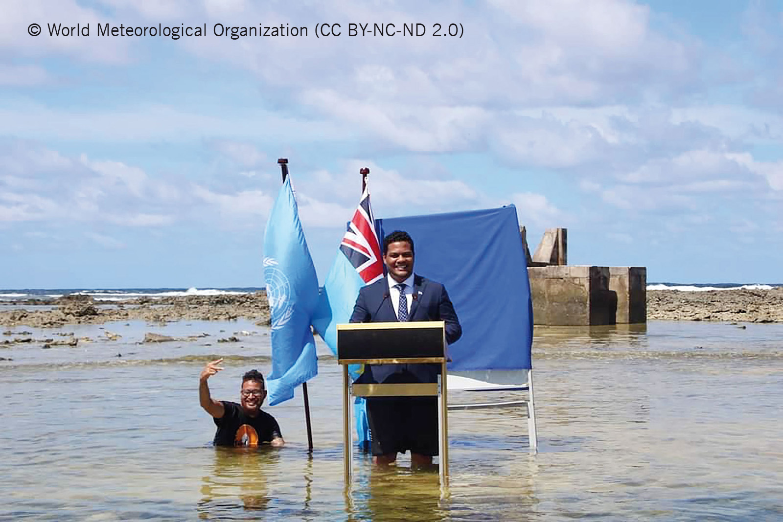 Simon Kofe, der Außenminister des Inselstaats Tuvalu, steht für seine Videoansprache bei der Weltklimakonferenz in Inhalt Glasgow in knietiefem Wasser, um auf die Klimakrise aufmerksam zu machen