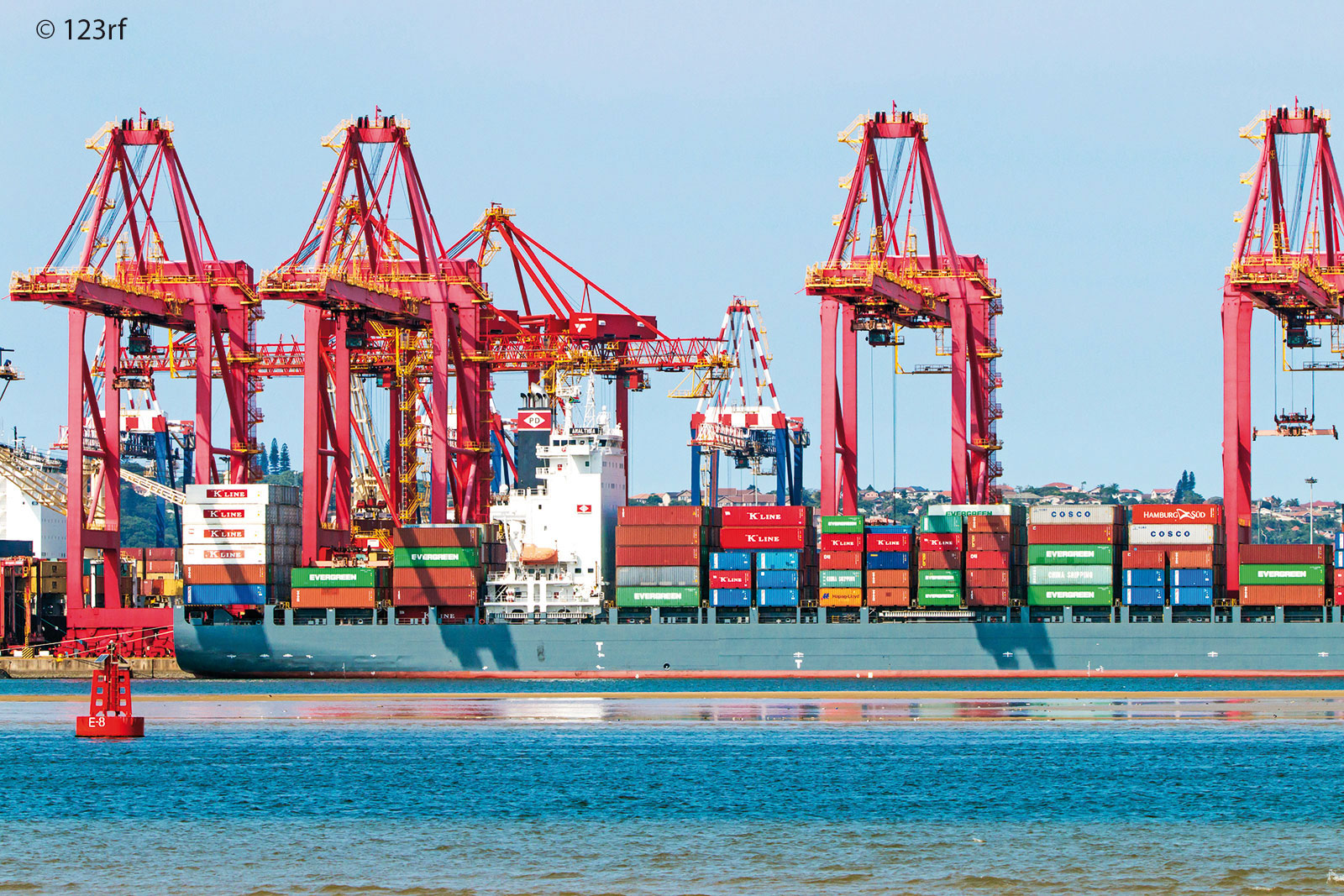 Containerschiff im Hafen von Durban, Südafrika