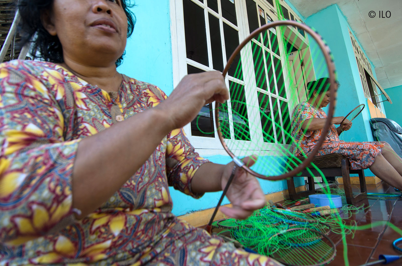 Heimarbeiter_innen wie diese Bespanner_innen in Indonesien fallen aus allen Sicherungssystemen