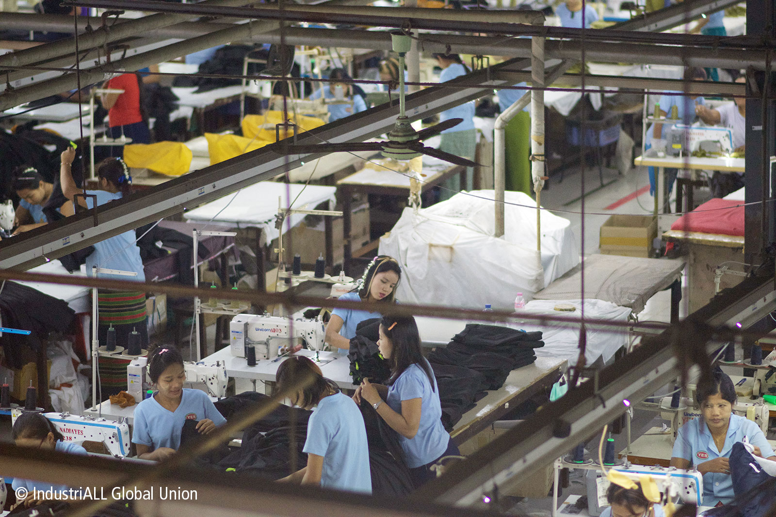Arbeiter_innen in der Yes Garment Factory Yangon Myanmar