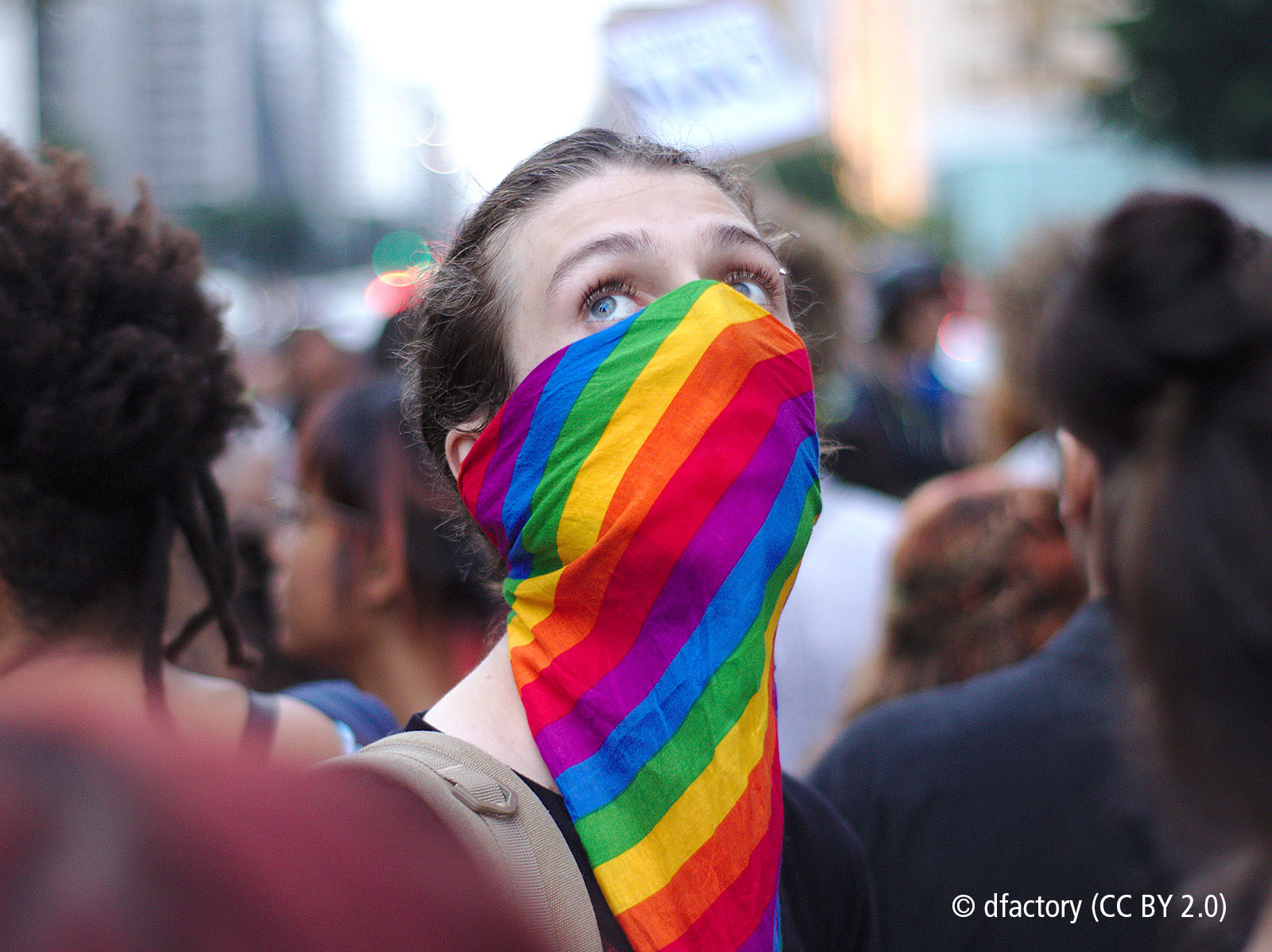 Mensch mit Tuch in Regenbogenfarben