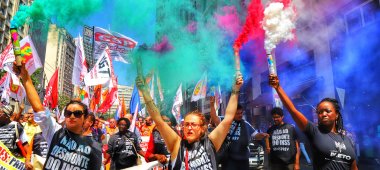 Gewerkschafter_innen protestieren in São Paulo gegen Einschränkungen bei der Renten- und Sozialversicherung.