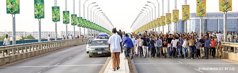 Protesierende auf Straße im Sudan