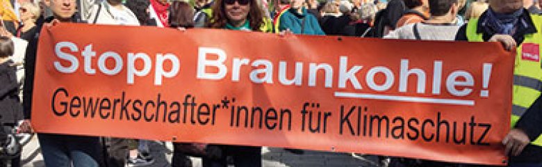 Demonstrant_innen mit Banner: Stopp Braunkohle! Gewerkschafter_innen für Klimaschutz
