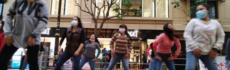 Performance einer Tanzgruppe auf Hongkong Island wo sich viele Hausangestellten treffen.