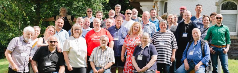 Eine Gruppe Teilnehmende steht vor dem DGB Bildungswerk für eine Gruppenbild.