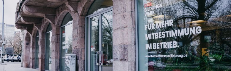 Fassade des DGB Bildungszentrums Hamburg mit dem Schriftzug „DGB Bildungswerk – Für mehr Mitbestimmung im Betrieb“ im Fenster.