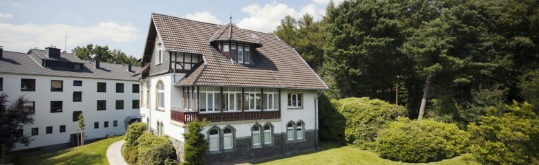 „DGB Tagungszentrum Hattingen: großes weißes Gebäude auf grünem Rasen