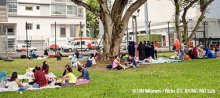 Migrantische Arbeiter_innen treffen sich an einem Sonntag auf einer Grünfläche.