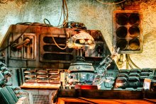 Ein Roboter im Steampunk-Stil drückt Knöpfe in einer Steuerungszentrale