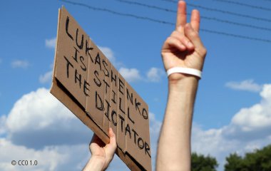 Protestschild wird hochgehalten. 