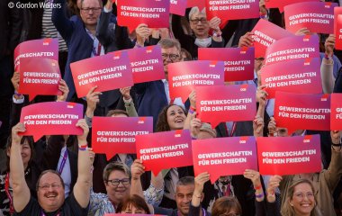 Die Delegierten halten die Solidarität mit den Menschen in der Ukraine hoch.